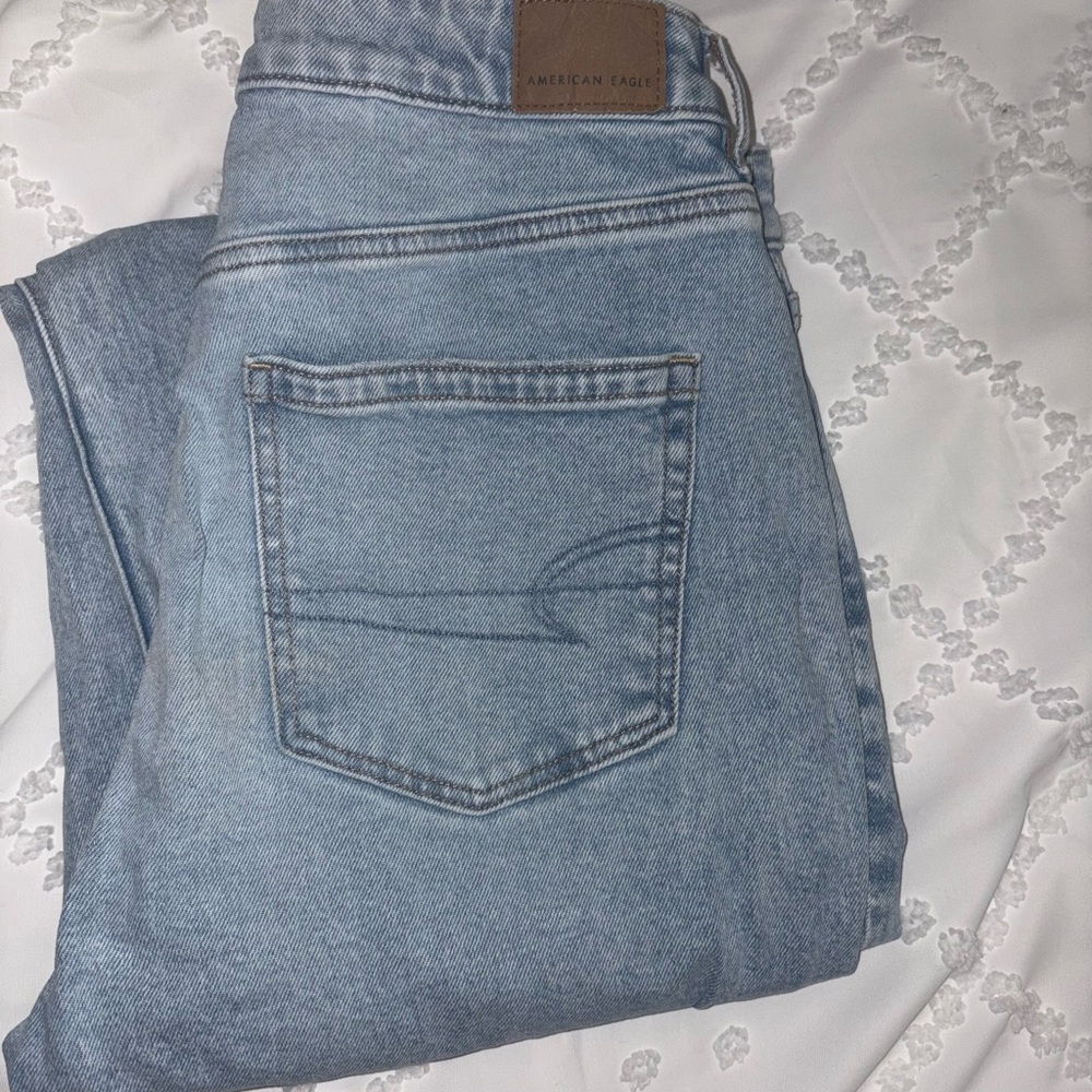 American Eagle. Size 8 regular. Stridig Curvy Mom Jean
